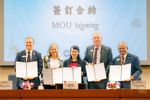 unnamed (7) 5 People with portfolios with signatures